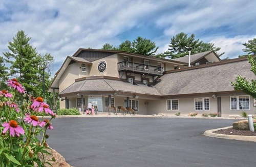 Iron Mountain Hotel | Perfect for Adventures- Experience Luxury Chalet | Explore & Unwind