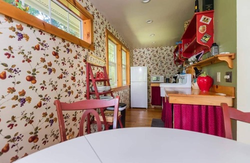Home Cottage | Perfect for an anniversary trip!