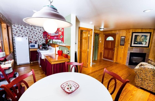 Home Cottage | Perfect for an anniversary trip!