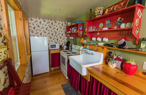 Home Cottage | Perfect for an anniversary trip!