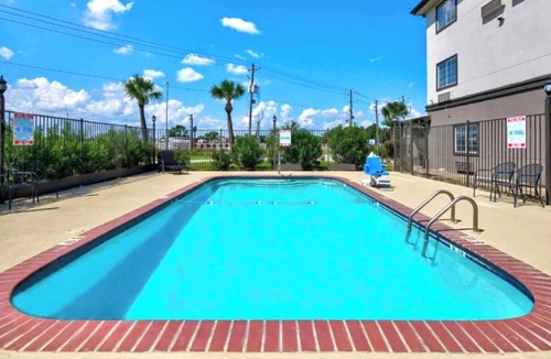 Sulphur Apartment | Perfect for Big Groups: 4 Rooms w/2 Full Beds and Kitchenette + Outdoor Pool