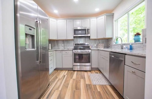 East Memphis House | Perfect for Business travelers -Midtown-locked parking