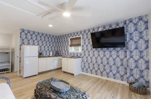 Kiska Beach House | Perfect for Couples! 2 Blocks From Beach. Pet Friendly