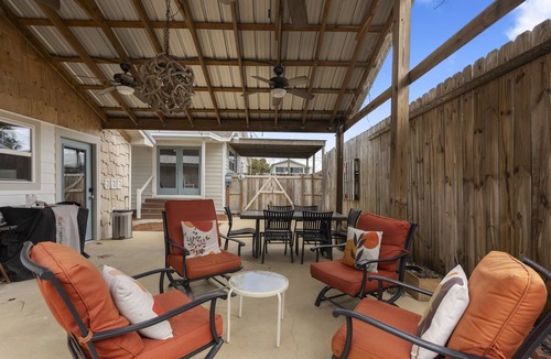 Kiska Beach House | Perfect for Couples! 2 Blocks From Beach. Pet Friendly