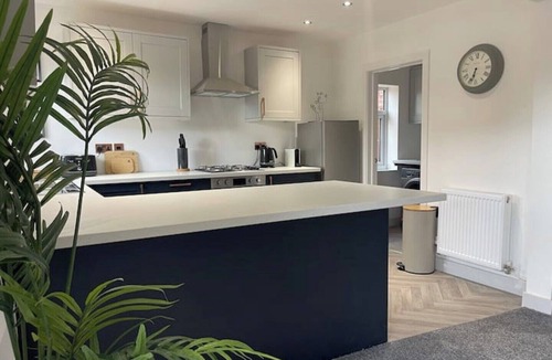 Brierley Hill House | Perfect for Contractors with on site parking