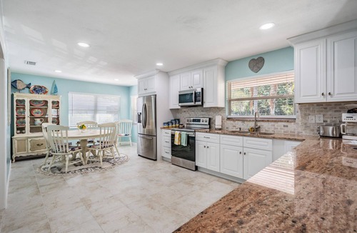 Old Seminole Heights House | Perfect for Families & Fun, minutes to ; Busch Gardens, Casino, Zoo, Arena,