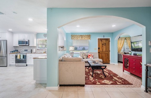 Old Seminole Heights House | Perfect for Families & Fun, minutes to ; Busch Gardens, Casino, Zoo, Arena,