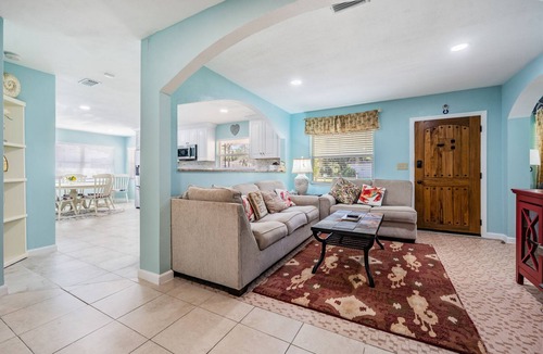 Old Seminole Heights House | Perfect for Families & Fun, minutes to ; Busch Gardens, Casino, Zoo, Arena,