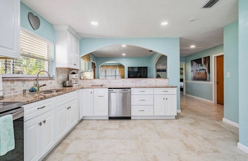 Old Seminole Heights House | Perfect for Families & Fun, minutes to ; Busch Gardens, Casino, Zoo, Arena,