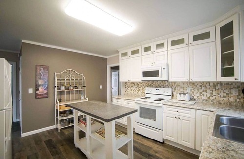 Downtown Niagara Falls House | Perfect for Groups - 10BR Sleeps 26 by Falls & Fun