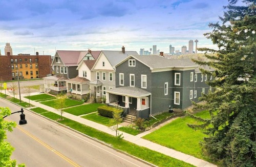 Downtown Niagara Falls House | Perfect for Groups - 10BR Sleeps 26 by Falls & Fun