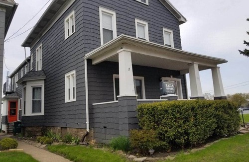 Downtown Niagara Falls House | Perfect for Groups - 10BR Sleeps 26 by Falls & Fun