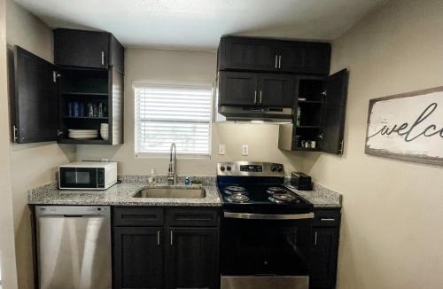 Oakville Apartment | Perfect for Group with 2BR and 2BA with Pool