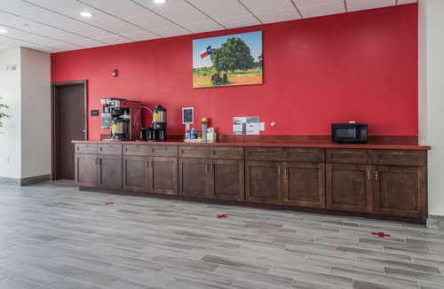 Katy Hotel | Perfect for Groups! 3 Relaxing Units with Free Parking and Free Breakfast!
