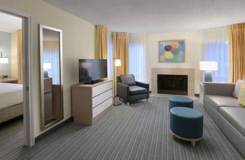 Houston House | Perfect for Groups! 3 Spacious Units, Pool, Free Breakfast and Parking!
