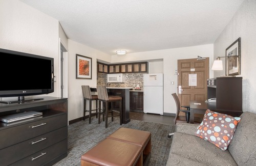 Christiana Condo | Perfect for Groups! | Pool + Gym + Free Breakfast