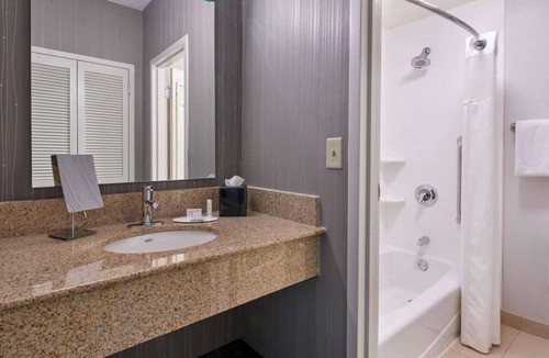 Eden Prairie Hotel | Perfect for Groups! 2 Comfortable Units, Pets Allowed with Fee, Onsite Pool!