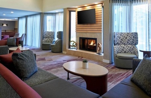 Eden Prairie Hotel | Perfect for Groups! 2 Comfortable Units, Pets Allowed with Fee, Onsite Pool!
