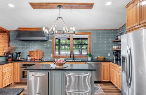 Van Zandt County House | Perfect for Large Groups- Hot tub | Kayaks