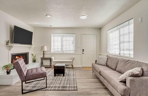 North Park House | Perfect For Large Groups - Fun 6BR with 2 Kitchens