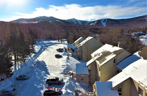 Killington House | Perfect four bedroom condo with shuttle to the mountain, ski Back Whiffletree D8