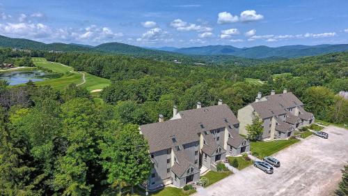 Killington House | Perfect four bedroom condo with shuttle to the mountain, ski Back Whiffletree D8