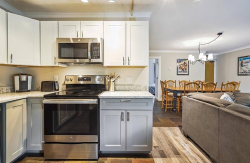 Killington Condo | Perfect four bedroom condo, shuttle to the mountain, ski Back Whiffletree D8