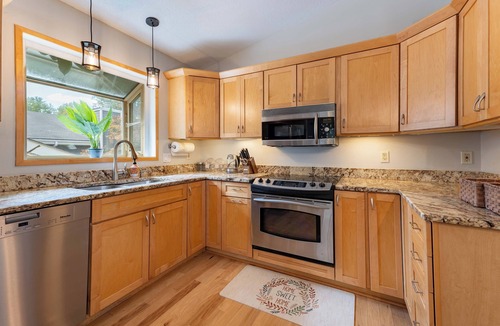 Ballwin House | Perfect Getaway 3BR/3BA Entire Home with Free Parking