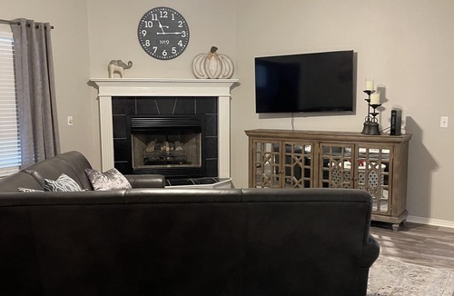 Farmington House | Perfect Getaway for Game Weekend!