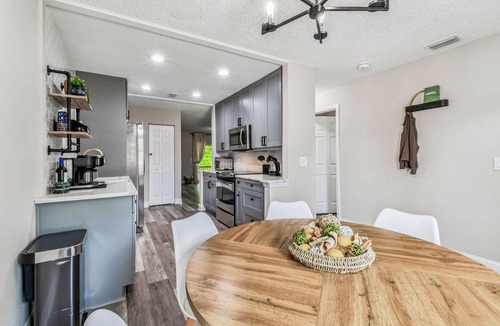 Port Tampa City House | Perfect Getaway!: Hot Tub, Lounge Deck & only 5 min to beach.