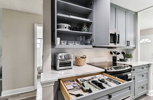Port Tampa City House | Perfect Getaway!: Hot Tub, Lounge Deck & only 5 min to beach.