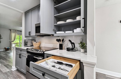 Port Tampa City House | Perfect Getaway!: Hot Tub, Lounge Deck & only 5 min to beach.