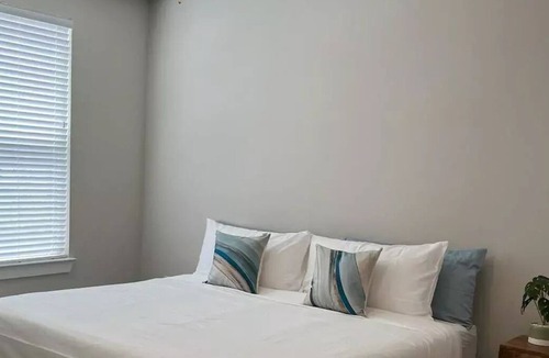 Addicks Apartment | Perfect Getaway: Luxury 2 BR Apt w/ Pool