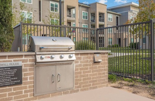 Addicks Apartment | Perfect Getaway: Luxury 2 BR Apt w/ Pool