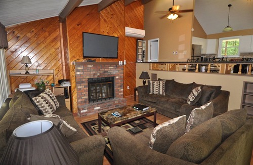 Albrightsville House | Perfect Getaway In The Poconos! (House #1) HotTub ! Gameroom! WiFi !