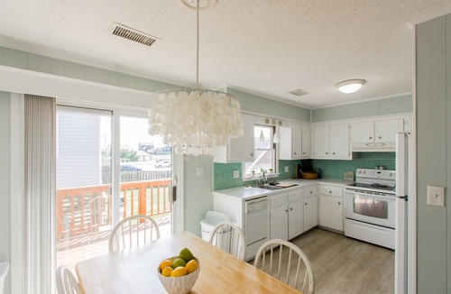 Kill Devil Hills Cottage | Perfect Getaway - 2 minute walk straight to the Beach