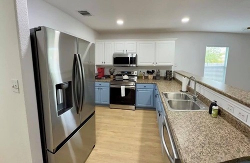 Hutto House | Perfect Group Stay! 4BR/2BA Near Kalahari, Dell Diamond & Downtown Hutto
