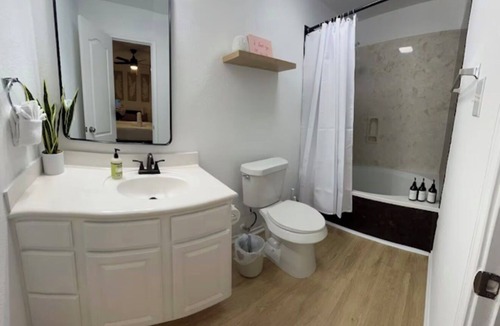 Hutto House | Perfect Group Stay! 4BR/2BA Near Kalahari, Dell Diamond & Downtown Hutto