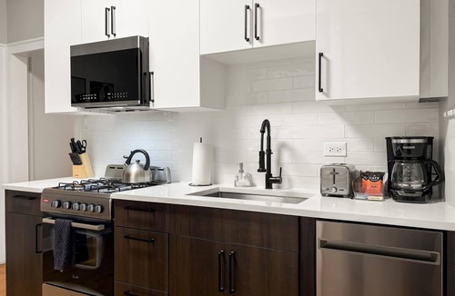 Rogers Park Apartment | Perfect Group Stay – 4BR Close to Beach & Park