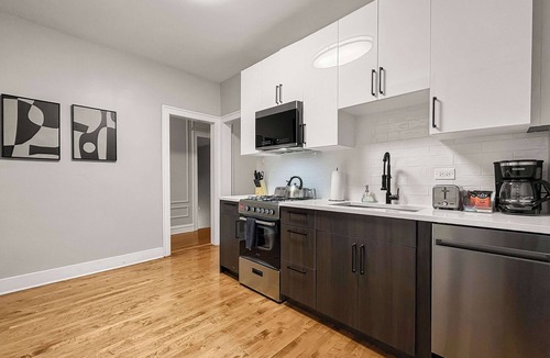 Rogers Park Apartment | Perfect Group Stay – 4BR Close to Beach & Park