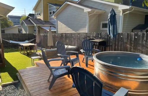 Foster Heights House | Perfect hangout 2-bedroom home with a pool