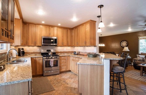 Carbondale House | Perfect `Home Away From Home` NearTown w/Hot Tub!