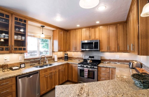 Carbondale House | Perfect `Home Away From Home` NearTown w/Hot Tub!
