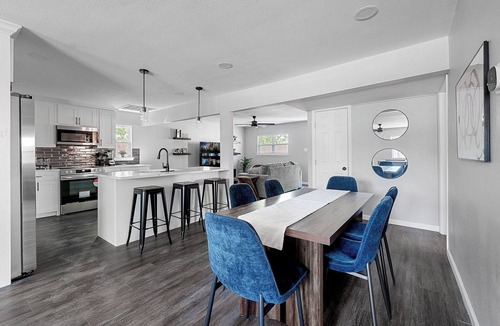 South Arlington House | Perfect Home Base - Hoop, Mini Golf & More