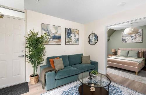 King West Village Apartment | Perfect Home for Couple Close to Lake