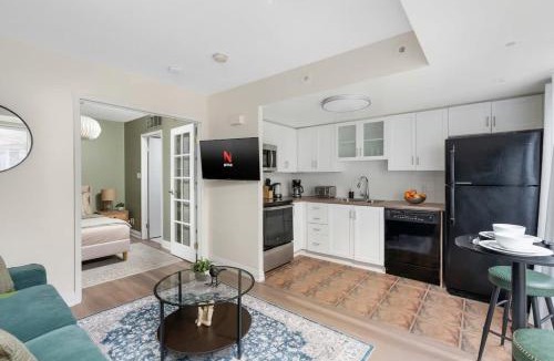 King West Village Apartment | Perfect Home for Couple Close to Lake