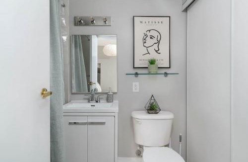 King West Village Apartment | Perfect Home for Couple Close to Lake