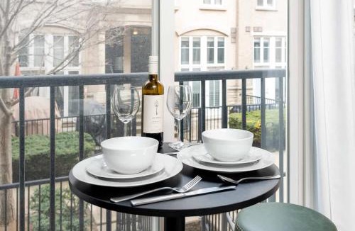 King West Village Apartment | Perfect Home for Couple Close to Lake