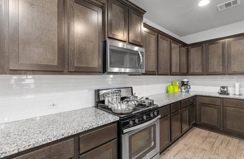 Round Rock House | Perfect house for vacation or work w/Patio, Yard & Parking! 5 min from Kalahari!