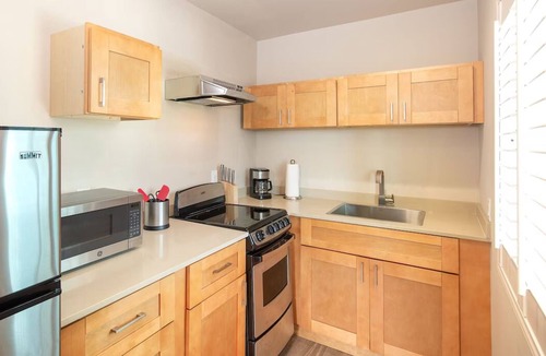 Layton Hotel | Perfect Island Getaway! 2 Studio w/Kitchen & Resort amenities - Onsite Parking!